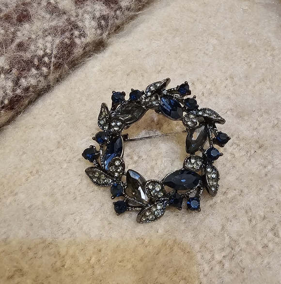 Elegant Black and Silver Faux Sapphire Brooch NWOT - Picture 3 of 7